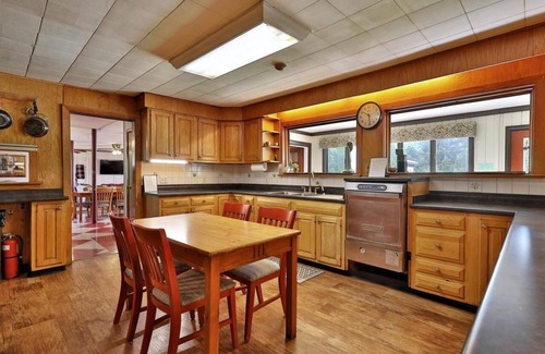 Pittsfield Hotel | Swiss Farm Inn - RM12 "Pipe Dream" 2 Double Beds