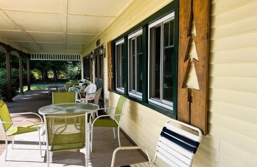 Leland House | Swiss Inn Leland