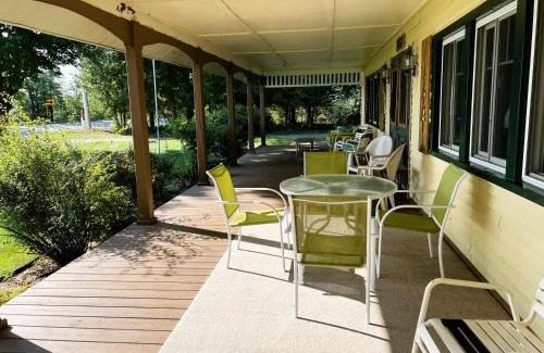 Leland House | Swiss Inn Leland