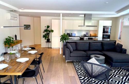 Central Interlaken House | SwissHut Penthouse 10min Interlaken West Station - Apart. Blume 2