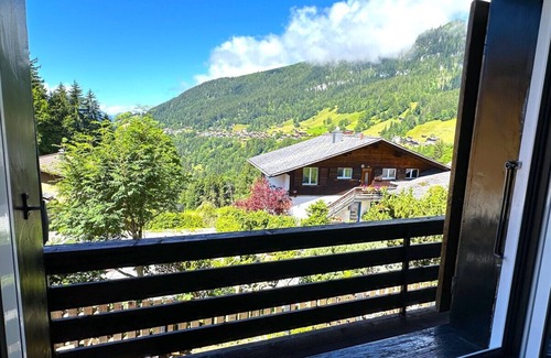Bangerten Apartment | SwissHut Stunning Views Alps - Chalet Flora