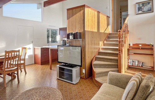 Whitianga House | Sybil's Place, Whitianga. TOP LOCATION Beach and Town at your doorstep