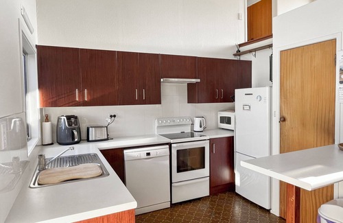 Whitianga House | Sybil's Place, Whitianga. TOP LOCATION Beach and Town at your doorstep