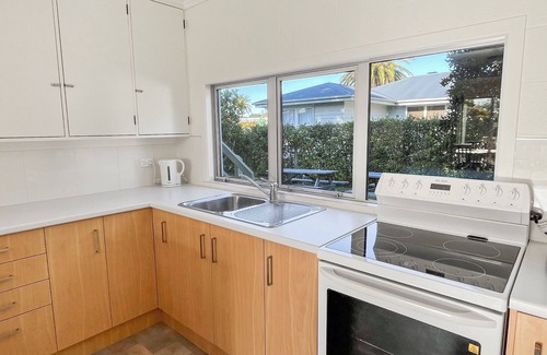 Whitianga House | Sybil's Place, Whitianga. TOP LOCATION Beach and Town at your doorstep