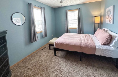 St. Robert Apartment | Sycamore House- Mins 2 FLW Pet Friendly