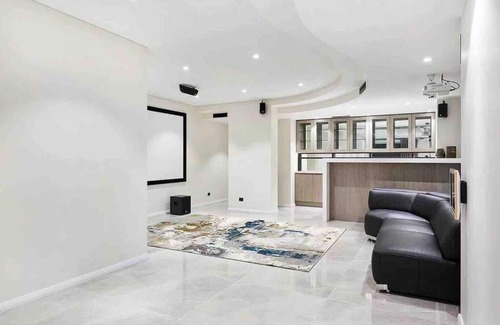Blakehurst House | SYD Luxury cheerful water view holiday house