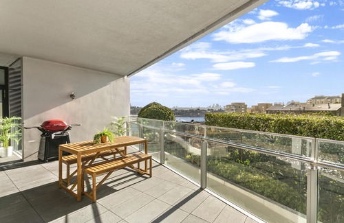 Sydney Apartment | Sydney - PYRM2 - Distillery Drive - Stylish 2BR + Study with Pool Gym Near Darling Harbour The Star Casino
