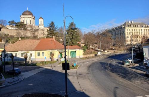 Esztergom Apartment | Szent István koronája