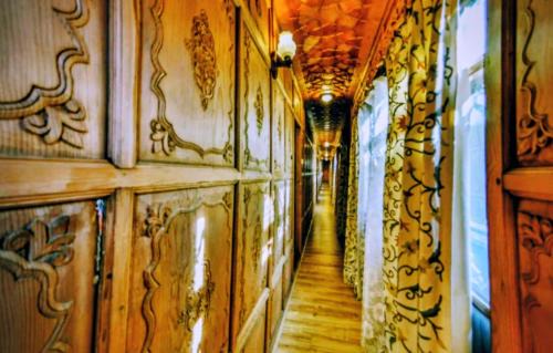 Dal Lake Hotel | T heritage houseboat
