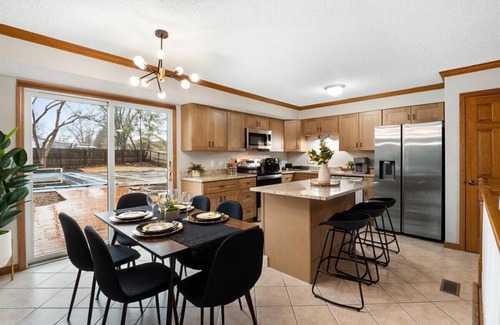 St. Peters House | T's Luxury Pool, Hot Tub, Home Theater & Arcade House Prime - St. Louis Airport