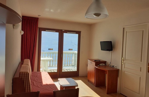 La Mongie Apartment | T2 apartment with separate bedroom. Swimming pool, gym, billiards.