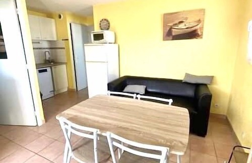 Saintes-Maries-de-la-Mer Apartment | T2 cabin with communal pool, parking, air conditioning for 4 people