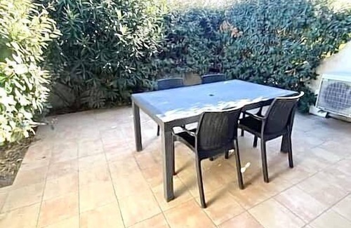 Saintes-Maries-de-la-Mer Apartment | T2 cabin with communal pool, parking, air conditioning for 4 people