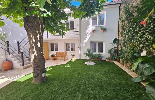 Meze Apartment | T2 climatisé à 50m du port et de la plage