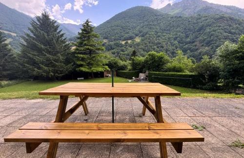 Cauterets Apartment | T2 ensoleillé. Terrasse, jardin commun, vue, parking.