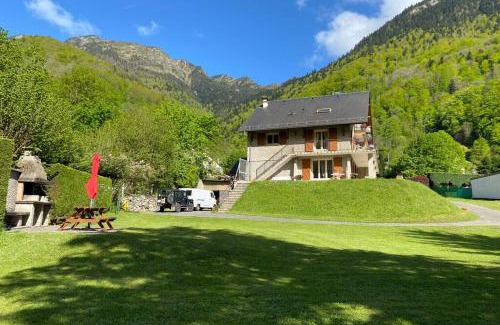 Cauterets Apartment | T2 ensoleillé. Terrasse, jardin commun, vue, parking.