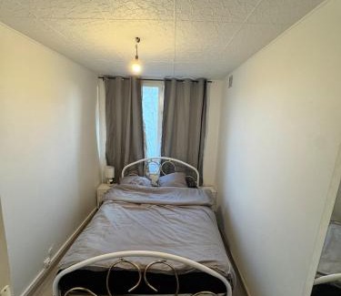 Decines-Charpieu Apartment | T2 idéal pour concerts, matchs & salons à Lyon !