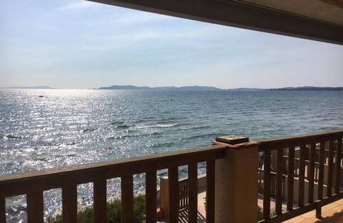 Giens Apartment | T2 La Capte, feet in the water, sea view terrace, direct access to the beach