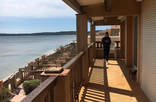 Giens Apartment | T2 La Capte, feet in the water, sea view terrace, direct access to the beach