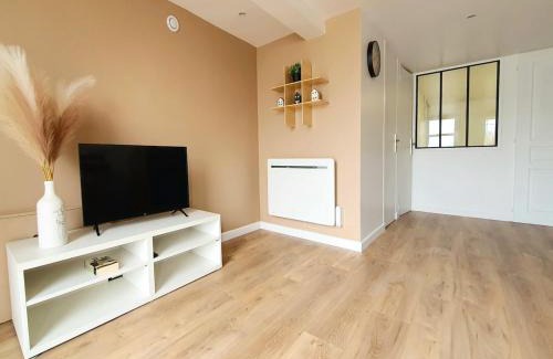 Irigny Apartment | T2 NEUF indépendant - 8min de Lyon - Parking privé -Terrasse