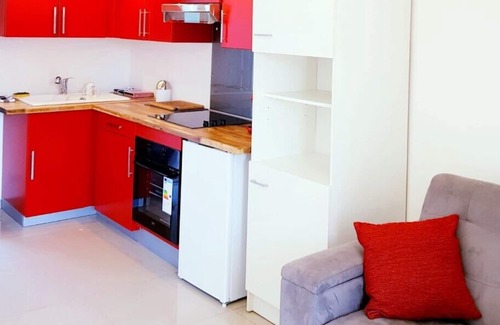 Razac-sur-l'Isle Apartment | T2 with independent entrance on the ground floor with terrace overlooking wooded land