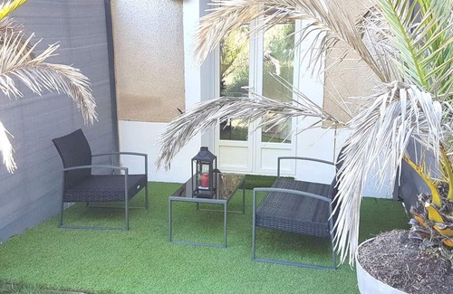 Razac-sur-l'Isle Apartment | T2 with independent entrance on the ground floor with terrace overlooking wooded land