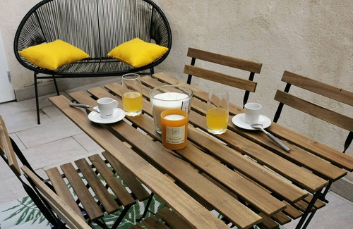 Baille Apartment | T2 with private terrace close to public transport