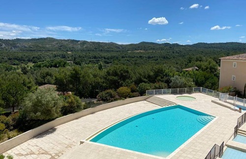 Charleval Apartment | T3 apartment in the golf and domain of pont royal (13370)