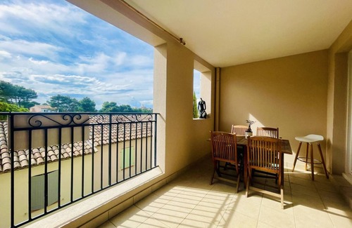 Charleval Apartment | T3 apartment in the golf and domain of pont royal (13370)