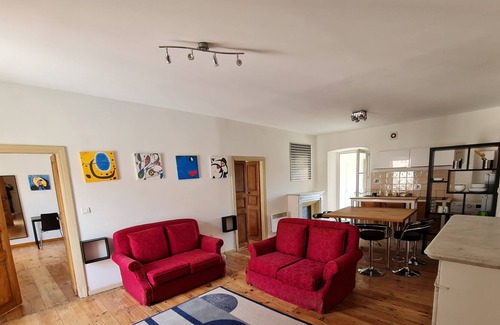 Corte Apartment | T3 bathed in light, on one of the oldest squares in Corte