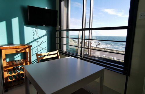 Batz-sur-Mer Apartment | T3 - Ocean view, waterfront, garden and sea-view terrace, free parking.