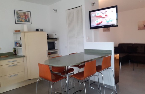 Saint-Bres Apartment | T3 shaded terrace apartment in a small village 20 minutes from the beaches