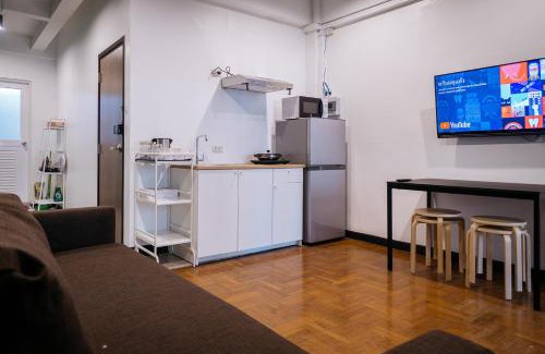 Khlong San Apartment | T3 TWO Bedrooms WIFI Full kitchen 1 min to BTS