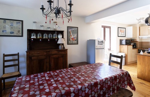 Ax-les-Thermes Apartment | T4 in 6-person house, near town center, thermal baths and ski lift.