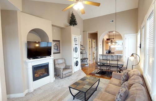 Indian Point Cabin | Table Rock Lake Walk-in Log Cabin by Silver Dollar City! Remodeled! Great Rates!