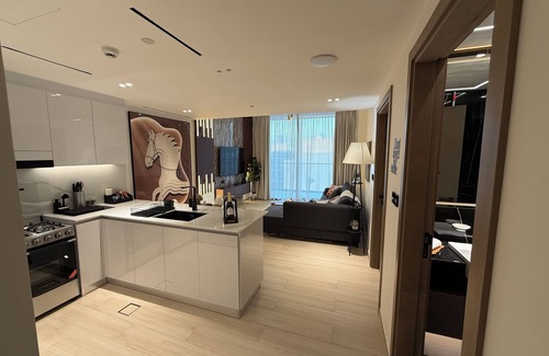 Al Quoz Apartment | Tag Vacation Homes - Charming 1-bedroom apartment, fully equipped, Dubai.