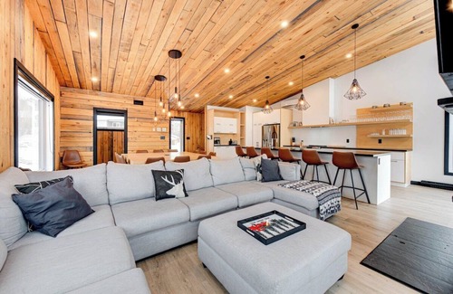 Saint Ferreol les Neiges House | Tahoe 10 - Modern 5 bedroom chalet for 18 people at Mont-Sainte-Anne