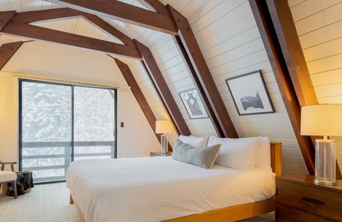Alpine Meadows Cabin | Tahoe Bliss by AvantStay | Mins from Slopes/Shore