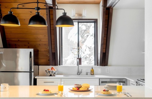 Alpine Meadows Cabin | Tahoe Bliss by AvantStay | Mins from Slopes/Shore