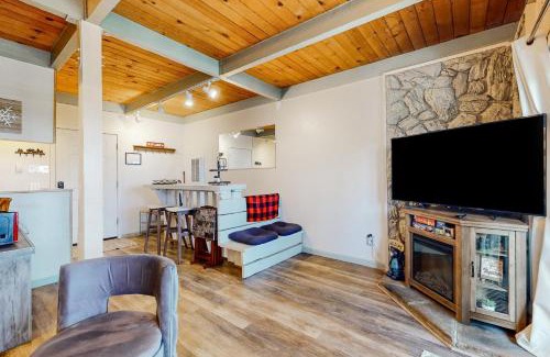 Tahoe Village Apartment | Tahoe Heavenly Hideaway