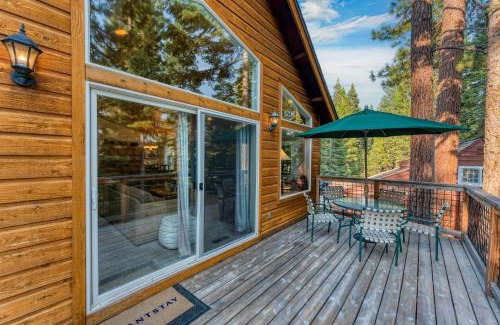 Tahoe Vista House | Tahoe Vista by AvantStay Central Location Patio