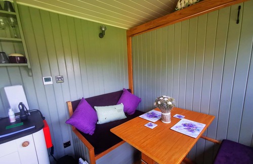 Llanfairpwllgwyngyll House | "Taid" shepherd's hut - Cwtch@Hafod, Shepherds hut
