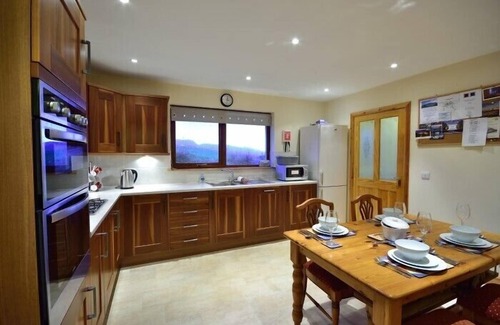 Ardroil Cottage | TAIGH AN UILLT, pet friendly, with open fire in Timsgearraidh