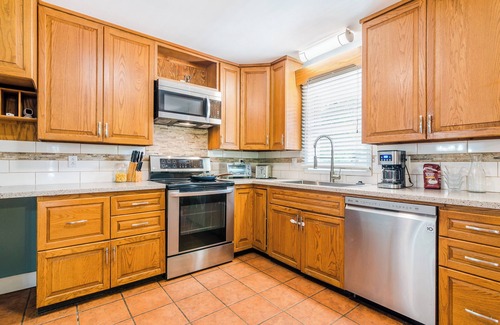 Manhattan House | Tailgate House Near Stadium! Fire pit, basketball ct, pool table! Cozy and fun!
