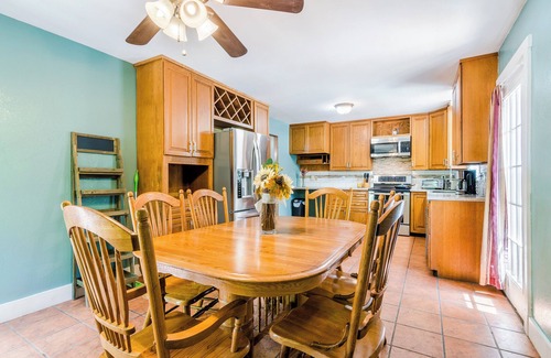 Manhattan House | Tailgate House Near Stadium! Fire pit, basketball ct, pool table! Cozy and fun!