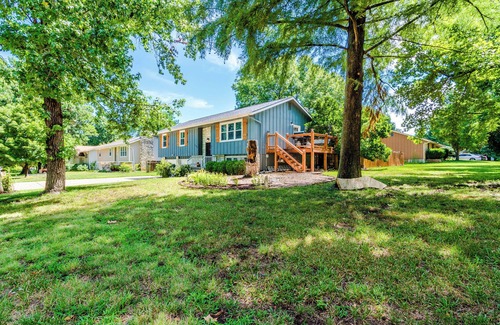 Manhattan House | Tailgate House Near Stadium! Fire pit, basketball ct, pool table! Cozy and fun!