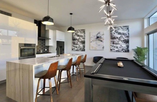 Central East Austin Apartment | Tailgate Penthouse 2 Blocks from UT Stadium
