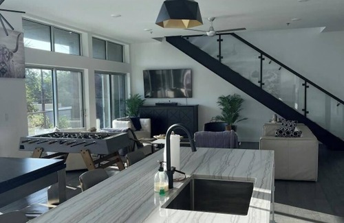 Central East Austin Apartment | Tailgate Penthouse 2 Blocks from UT Stadium