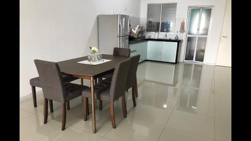 Larut Apartment | Taiping Rain Town Homestay太平雨城名宿 two car park