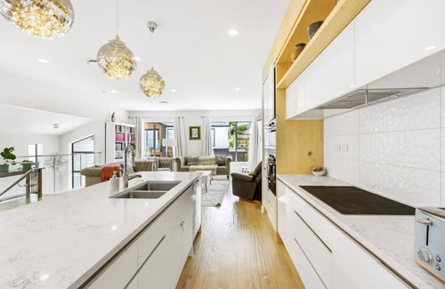 Hauraki House | Taka Retreat near Beach with Parking and Patio